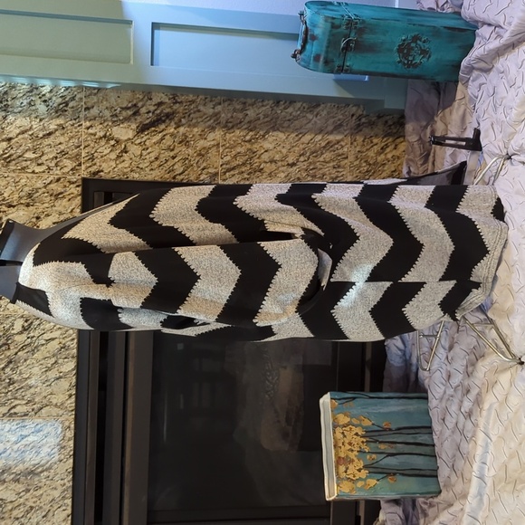 Black and Grey Chevron Sweater - XL - Picture 2 of 5